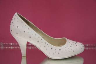 Свадебные туфли белые средний широкий устойчивый каблук украшены стразами серебренными купить фото