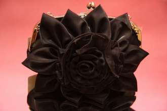 Маленькая вечерняя сумочка черная в виде большого цветка где купить в Москве могазин интернет салон