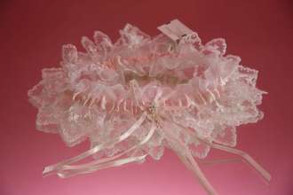 Подвязка на свадьбу итальянское кружево белая с нежно розовой вставкой украшена стразами купить цена