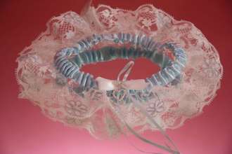 Подвязка на свадьбу итальянское кружево белая с нежно голубой вставкой украшена стразами купить цена