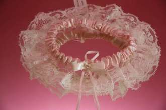 Подвязка свадебная итальянское кружево айвои с нежно розовой шелковой вставкой украшена стразами