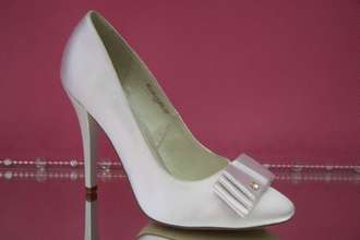 Свадебные туфли белые сверху текстиль кожаные классика средний шпилька каблук украшены бантиком фото