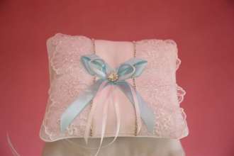 Свадебная подушечка для колец белая маленькая украшена стразами и голубым бантиком купить фото салон
