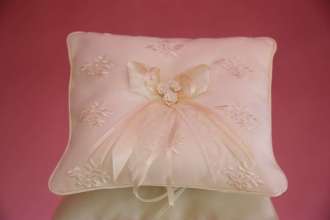 Свадебная подушечка для колец цвет айвори украшена мелкими цветочками и бантиком и вышивкой магазин
