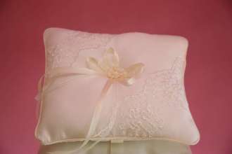 Свадебная подушечка для колец цвет айвори украшена мелкими цветочками и бантиком вышивкой интернет
