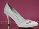 Свадебные белые туфли кожаные средний каблук украшены сбоку бантиком на узкую ножку № 2380-260=LL