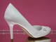 Свадебные белые туфли кожаные средний каблук украшены сбоку бантиком на узкую ножку № 2380-260=LL