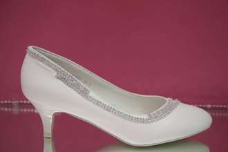 Свадебные туфли белые маленький каблук украшены стразами серебро купить магазин интернет салон фото