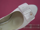 Свадебные туфли белые сверху текстиль кожаные классика средний шпилька каблук украшены бантиком фото