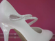 Свадебные туфли белые средний каблук с перепонкой украшены стразами серебро № 761-953=953